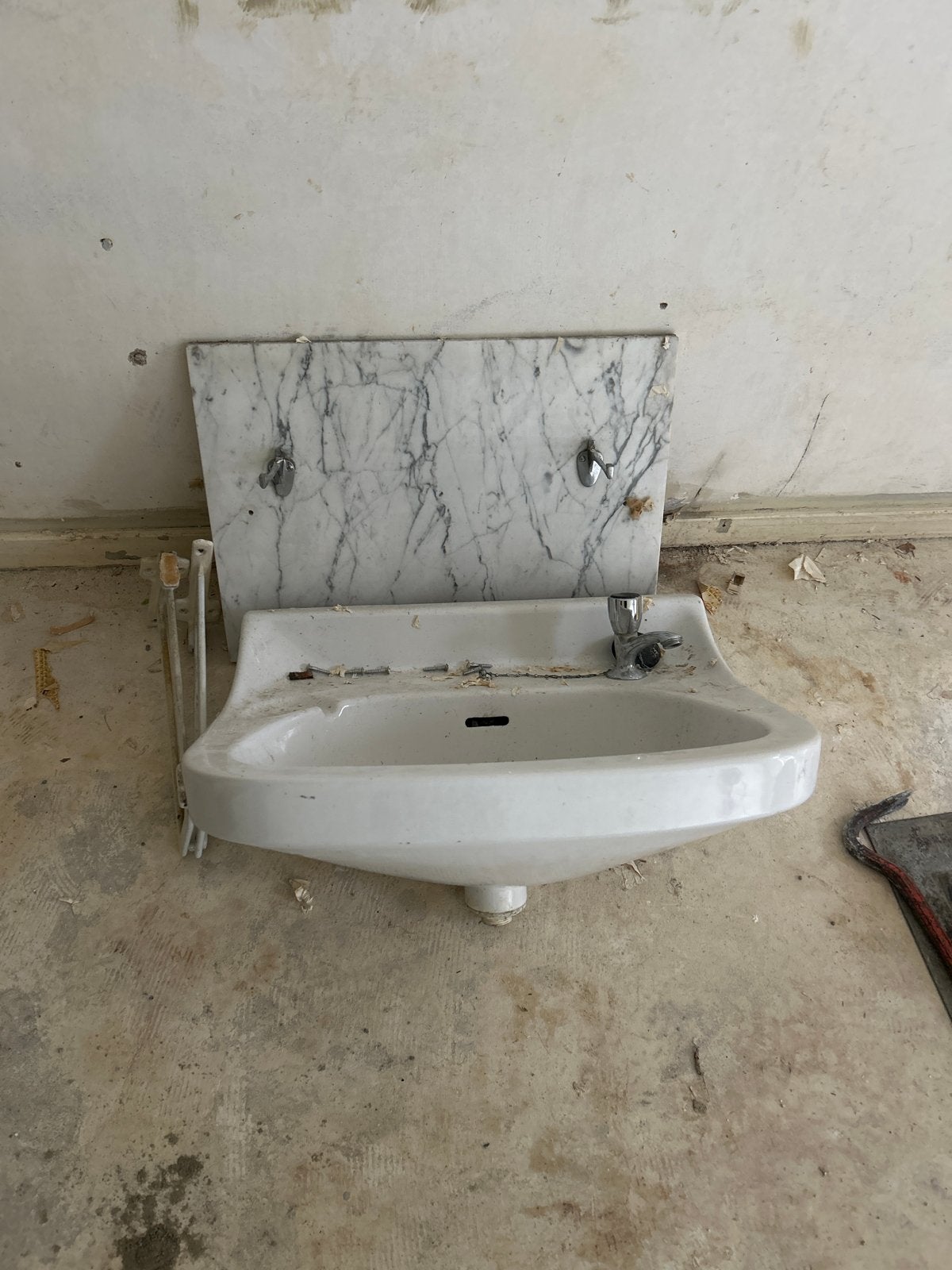 Retro Wasbak met Marmeren Achterplaat en Handdoeksteunen, Ophalen, Gebruikt, Steen, Wastafel