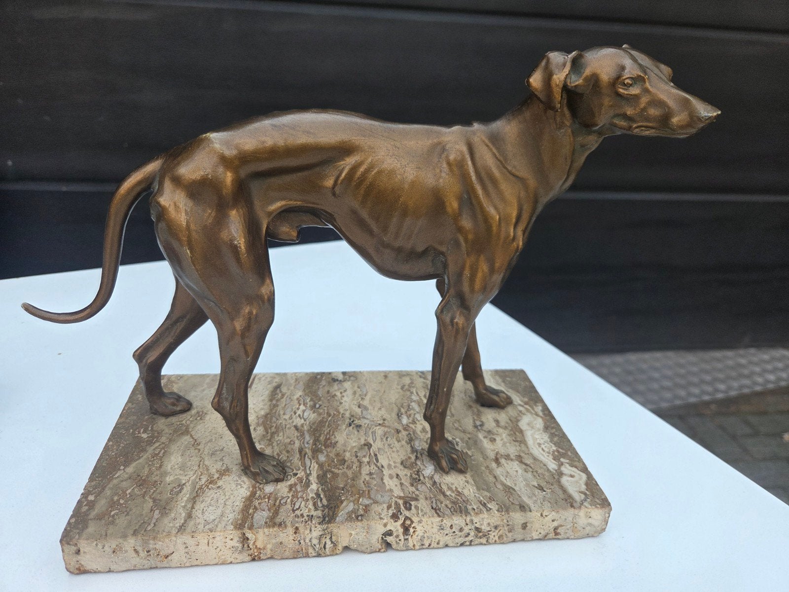 Bronzen Windhond Beeld op Marmeren Sokkel, Ophalen, Gepatineerd, 20 - 50 cm, Beeld