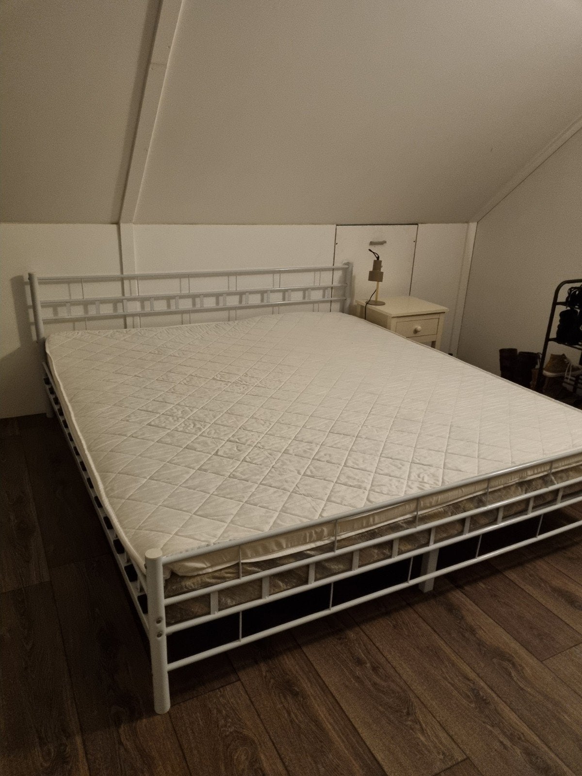 Mooi 2-persoons bed, incl  lattenbodem en matras 180x200, Ophalen, Eenpersoons, Wit, Zo goed als nieuw