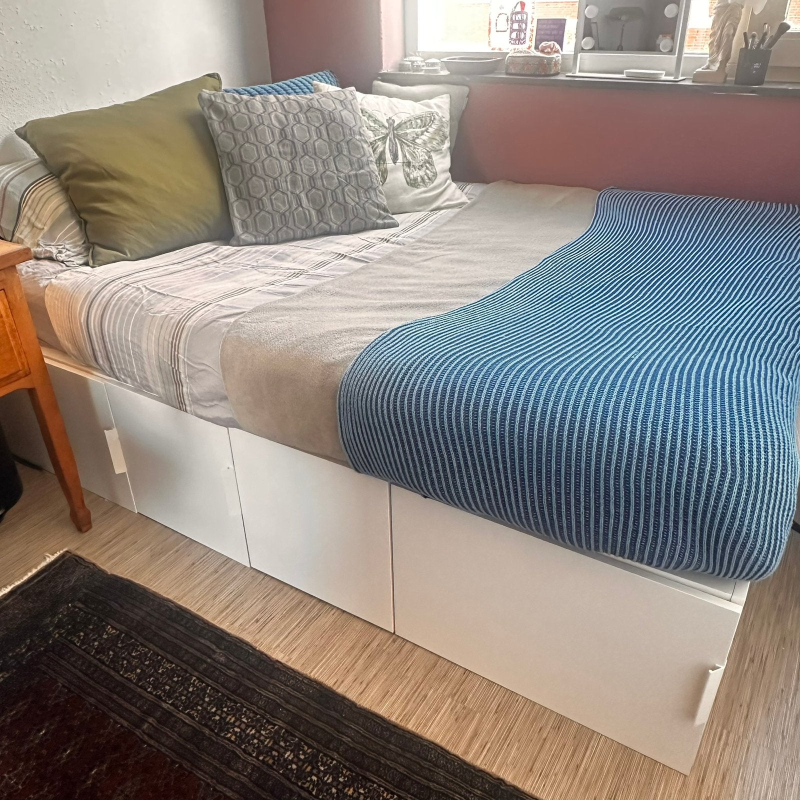 Ikea bed met bergruimte, deurtjes en nachtkastje, Huis en Inrichting, Slaapkamer | Bedden, Ophalen, Gebruikt, Wit, Tweepersoons