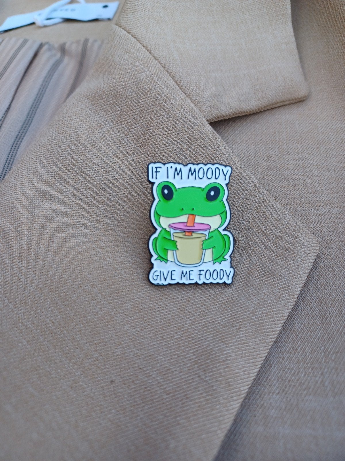 Grappige metalen emaille pin 'I’m Moody Give Me Foody' (kikk, Ophalen of Verzenden, Nieuw, Minder dan 4 cm, Overige materialen