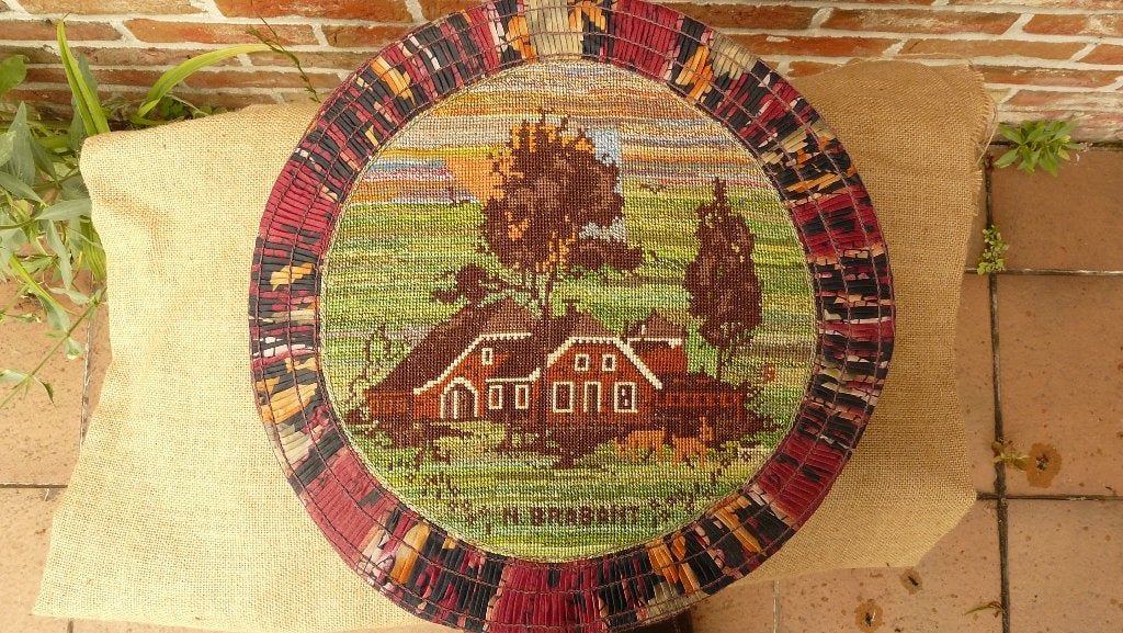 Ronde dekseldoos met geborduurde Brabantse boerderij, Ophalen of Verzenden, Zo goed als nieuw