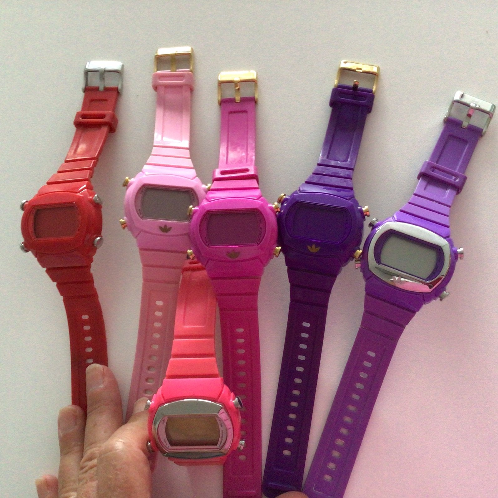 20 Adidas horloges in diverse kleuren, Sieraden, Tassen en Uiterlijk, Horloges | Dames, Overige merken, Kunststof, Gebruikt, Polshorloge