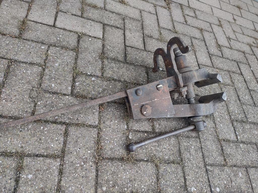 Oude smeedijzeren bankschroef, Antiek en Kunst, Antiek | Gereedschap en Instrumenten, Ophalen