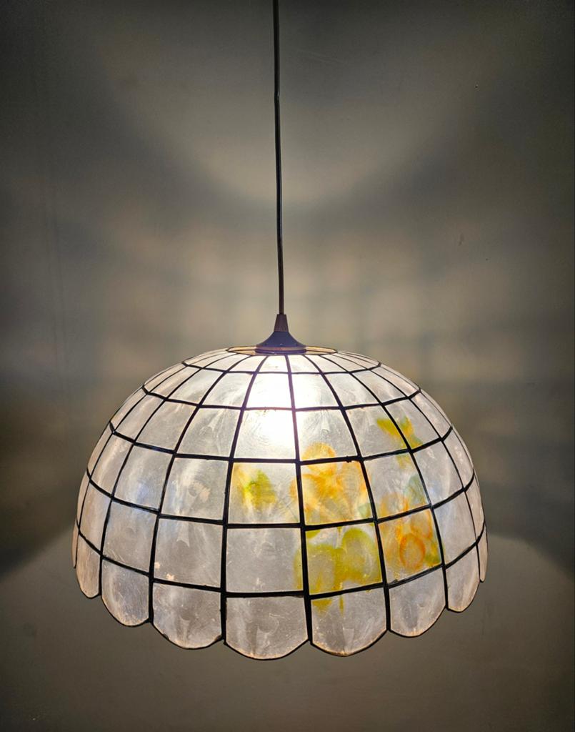 Vintage capiz schelpen en messing hanglamp met bloemmotief, Ophalen, Gebruikt, Minder dan 50 cm