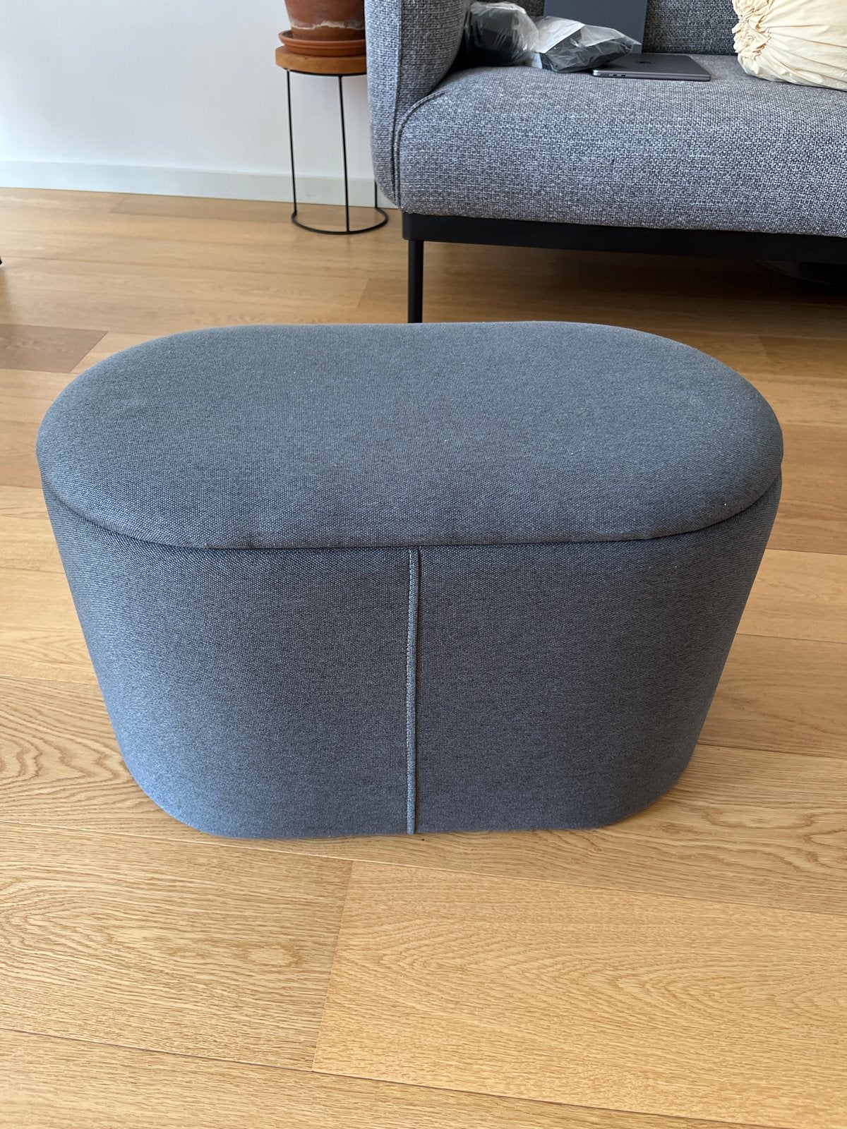 Grijze poef met opbergruimte - JYSK Pouffe GISLEV, Huis en Inrichting, Banken | Voetenbanken en Poefen, Ophalen, 75 tot 100 cm