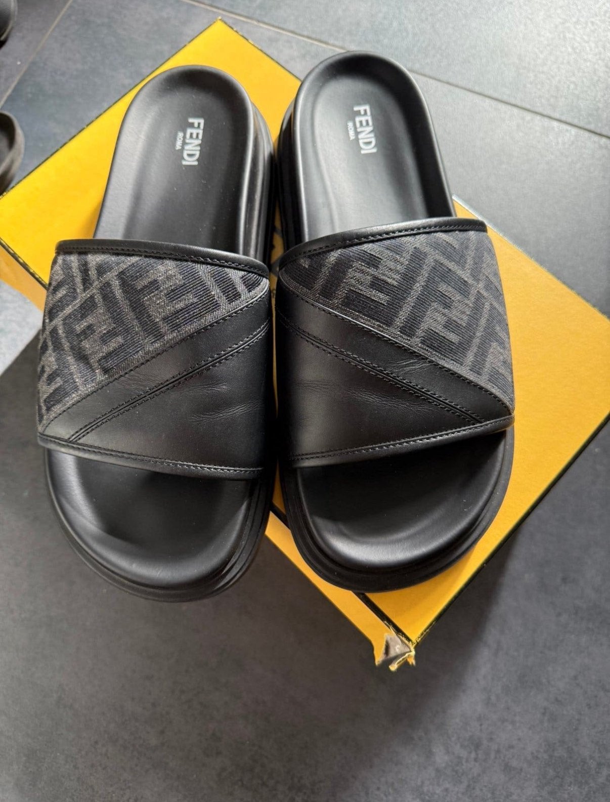 Fendi slippers zwart grijs, Ophalen of Verzenden, Zo goed als nieuw, Zwart, Slippers