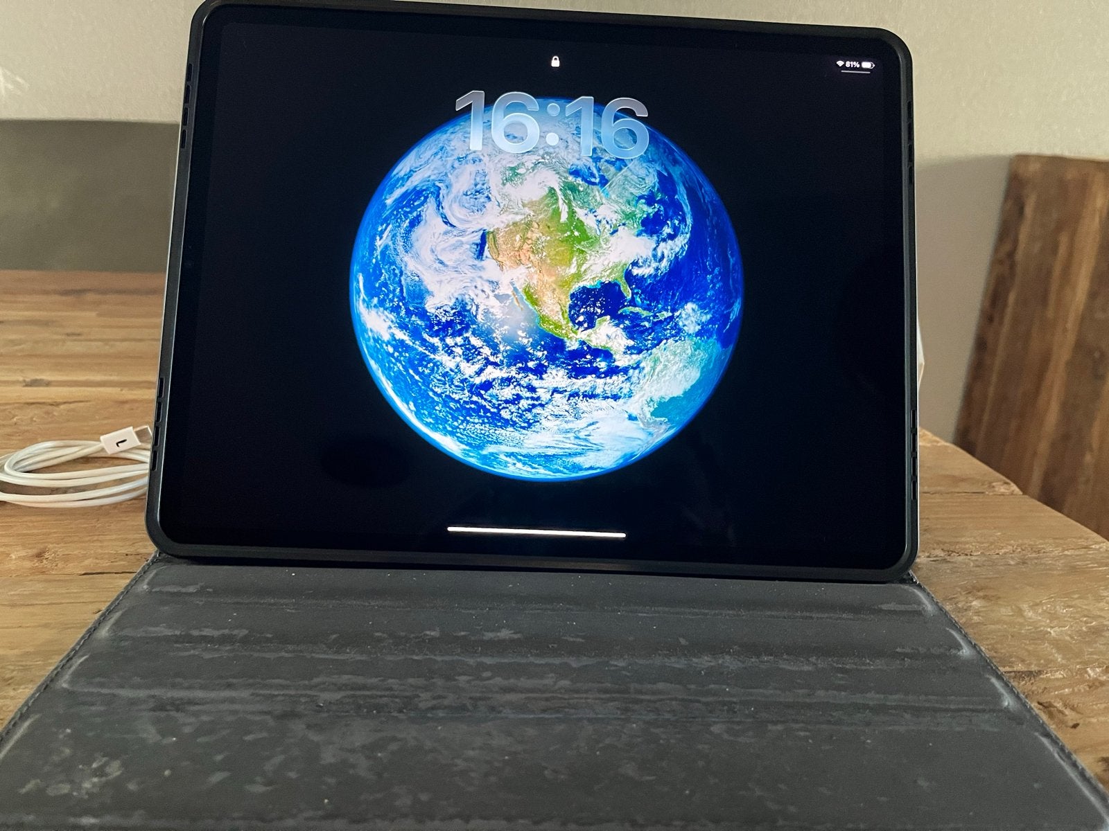 Foto 3 van iPad Pro 12.9 inch (5e Gen) 256GB Wi-Fi met Targus hoes