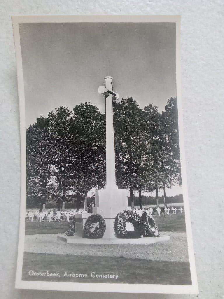 Oosterbeek Airborne Cemetery, Verzamelen, Militaria | Tweede Wereldoorlog, Ophalen of Verzenden, Overige soorten, Nederland, Foto of Poster