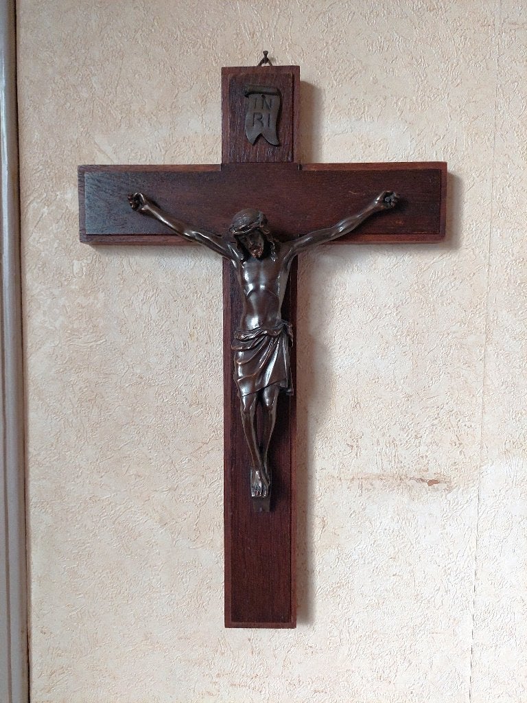 Kruisbeeld van eikenhout met metalen corpus / 50 x 32 cm., Ophalen of Verzenden