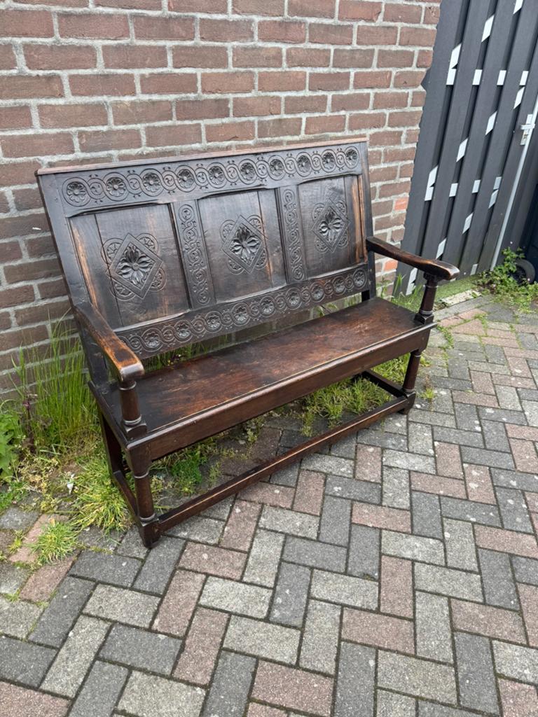 Antieke houten bank met houtsnijwerk halbank kerkbank, Ophalen