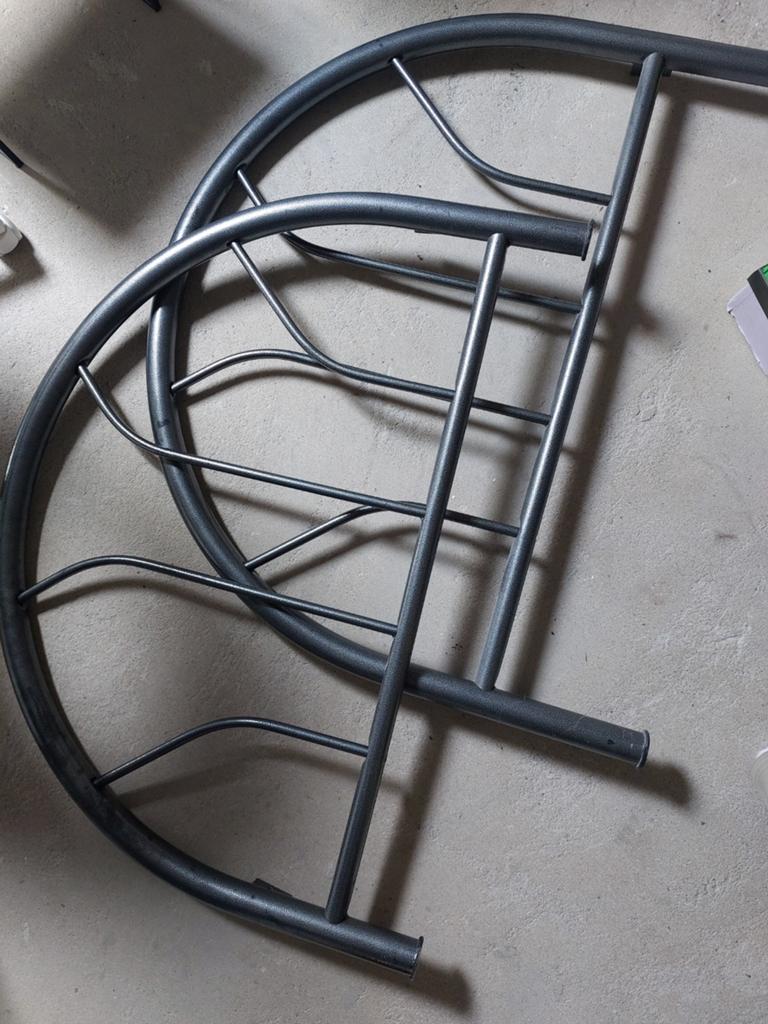 Eenpersoons compleet metalen bedframe grijs, Huis en Inrichting, Slaapkamer | Bedden, Ophalen, Gebruikt, 90 cm, Eenpersoons