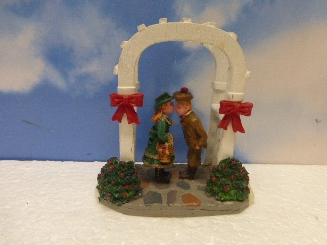 lemax Mistletoe Kiss kerstdorp poppetjes tafereeltje kerst, Diversen, Kerst, Ophalen of Verzenden, Zo goed als nieuw