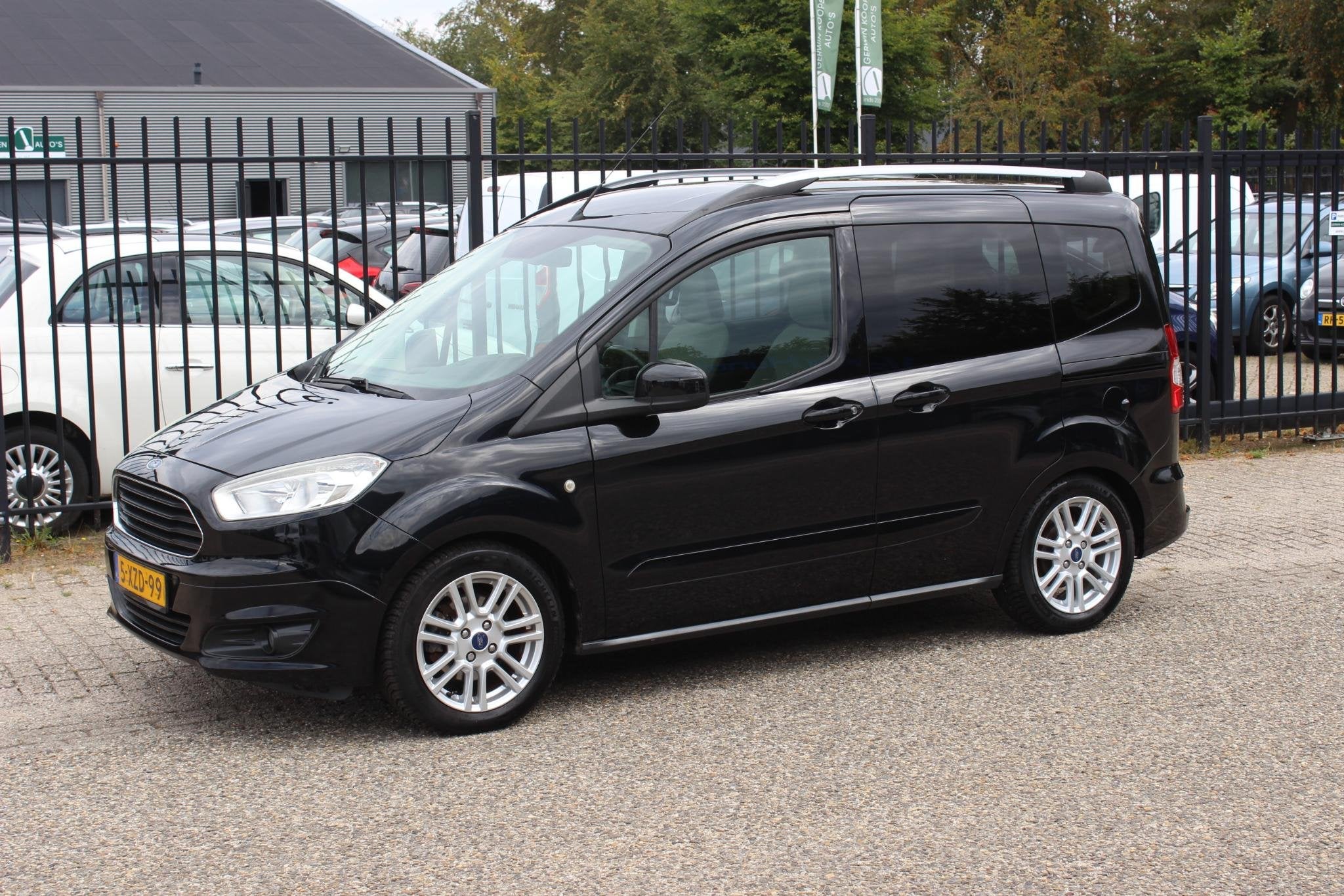 Ford Tourneo Courier 1.0 Titanium, Trekhaak, Camera, Airco/E, Voorwielaandrijving, Euro 5, Gebruikt, Zwart