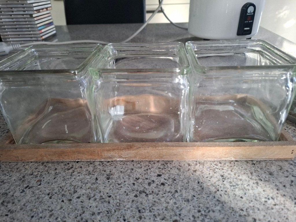 DRIE GLAZEN BAKJES OP HOUTEN SCHAAL, Ophalen of Verzenden, Gebruikt