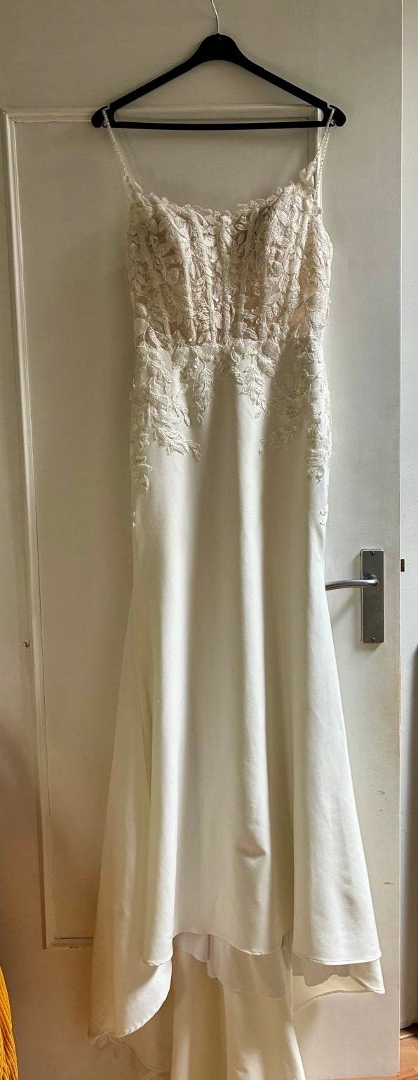 Elegante trouwjurk met kanten details en sleep, Kleding | Dames, Trouwkleding en Trouwaccessoires, Ophalen of Verzenden, Zo goed als nieuw