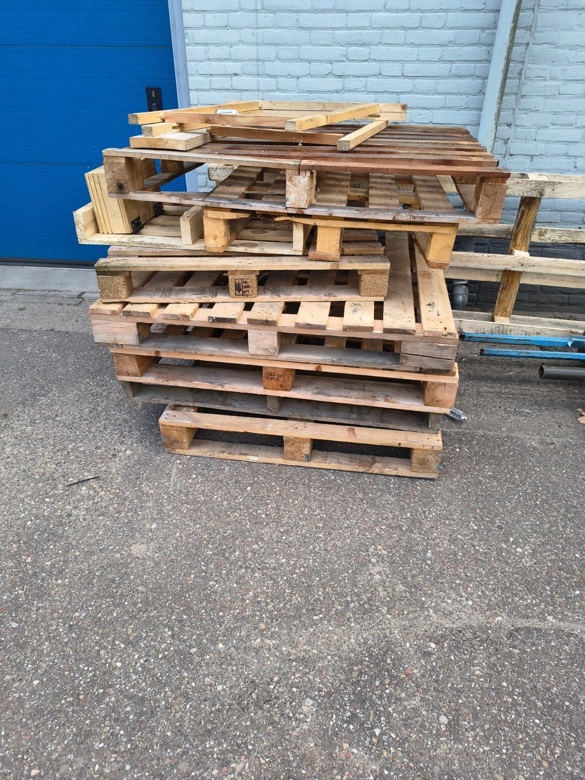 Gratis af te halen: Pallets en losse stukken hout, Doe-het-zelf en Verbouw, Ophalen