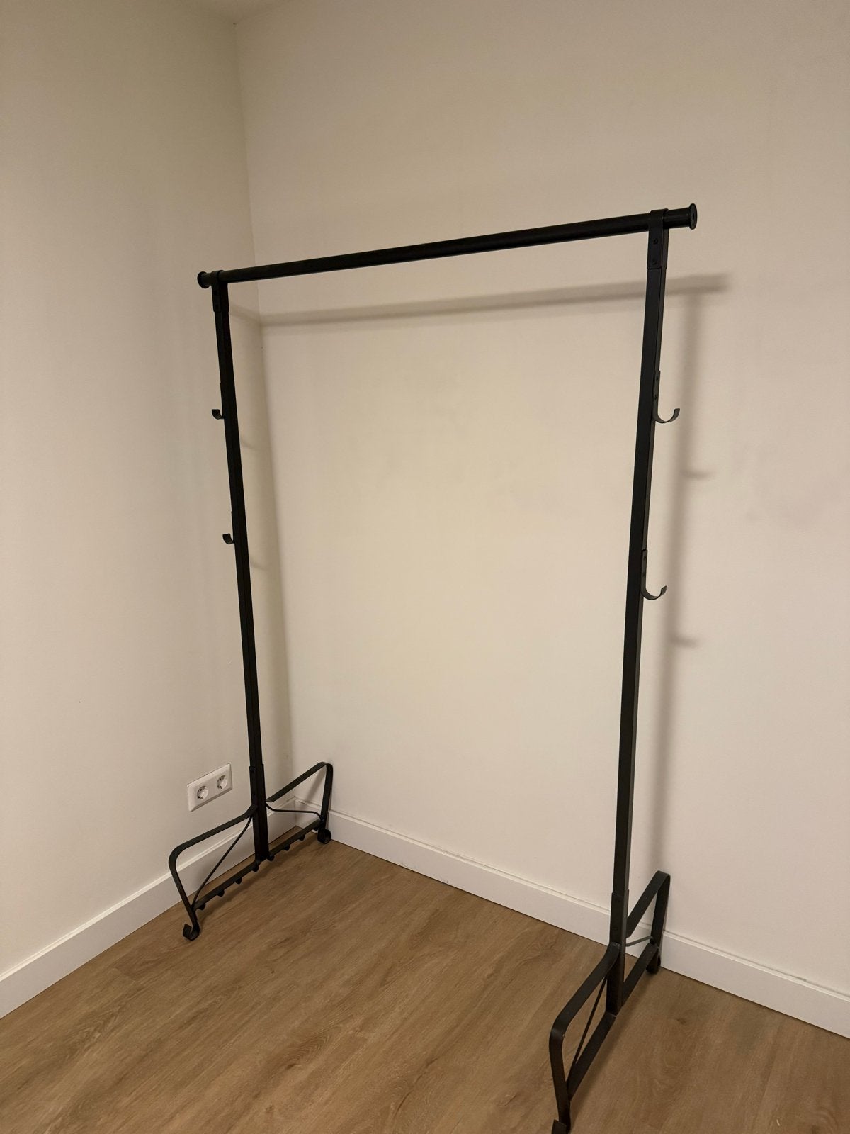 Zwart kledingrek met schoenenrek en haken, Ophalen, Met wielen, Gebruikt