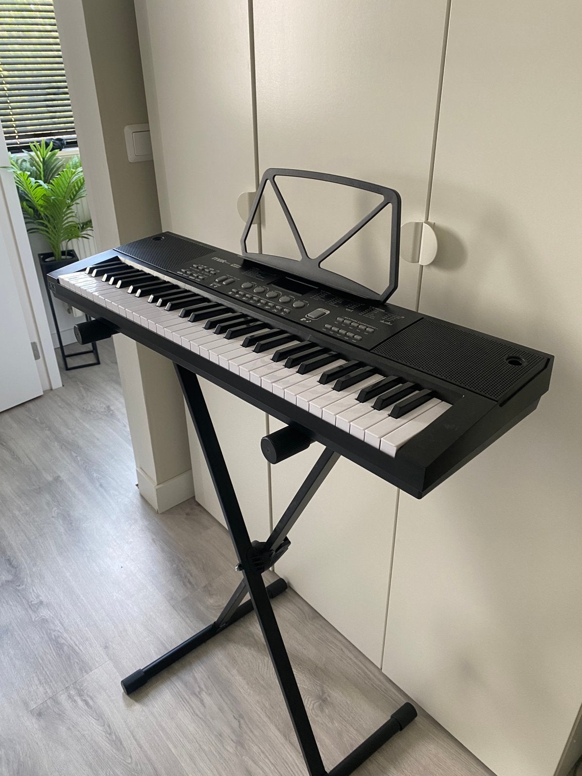 Max KB Keyboard met verstelbare Standaard, Muziek en Instrumenten, Keyboards, Gebruikt, Overige aantallen, Met standaard, Ophalen