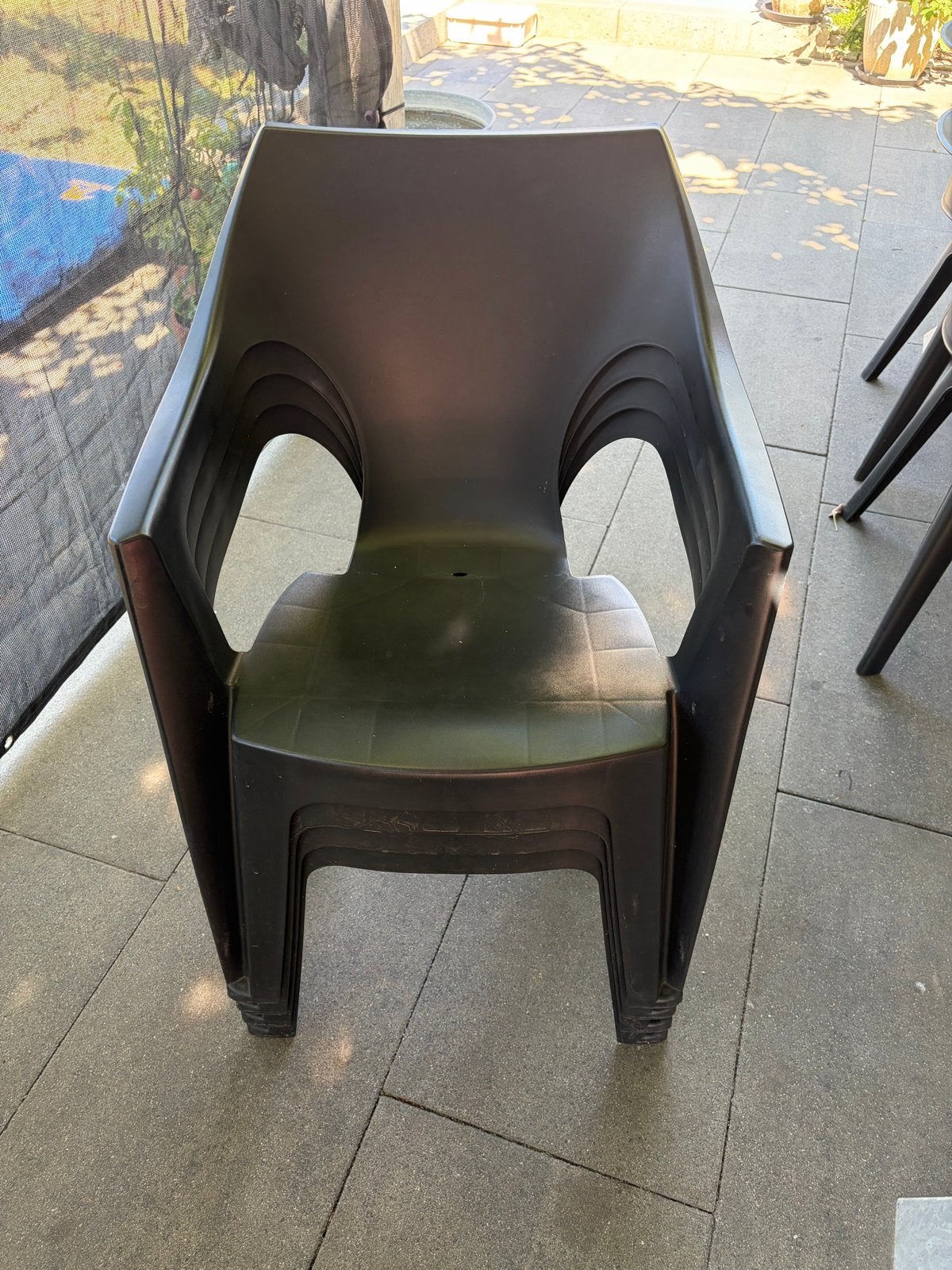 4 zwarte kunststof stoelen, overcompleet, Ophalen, Kunststof, Gebruikt, Zwart