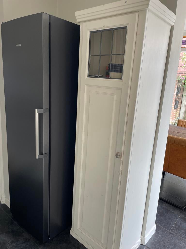Witte vintage vitrinekast met glas-in-lood look, Huis en Inrichting, Kasten | Vitrinekasten, Ophalen, Gebruikt, 50 tot 100 cm