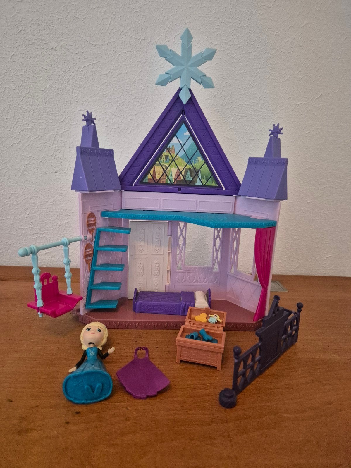Klein Frozen Huisje met Elsa Pop en Accessoires, Ophalen of Verzenden, Zo goed als nieuw, Poppenhuis