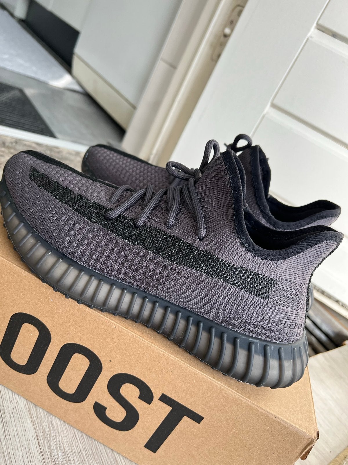Yeezy Boost 350 V2 - Grijs, Kleding | Heren, Schoenen, Overige kleuren, Ophalen of Verzenden, Sneakers of Gympen, Zo goed als nieuw