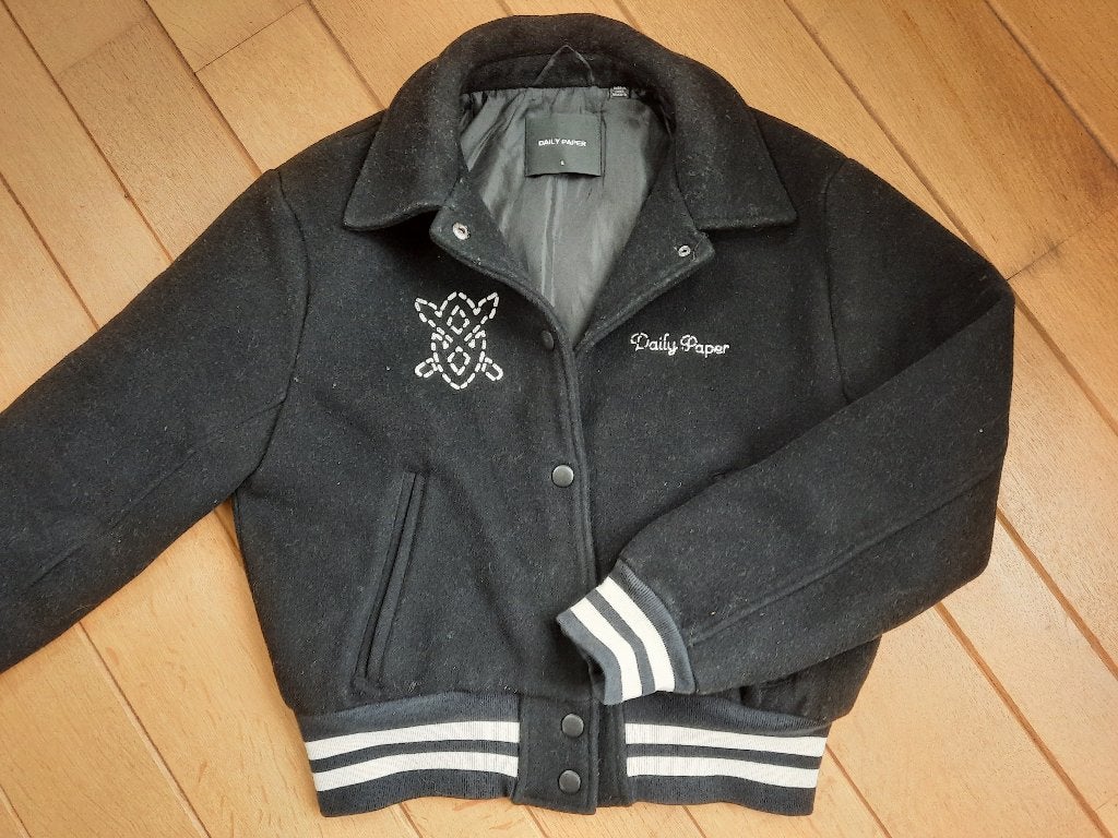 Daily Paper Nasra Varsity Jacket zwart bomber jack maat S, Daily Paper, Ophalen of Verzenden, Zo goed als nieuw, Zwart
