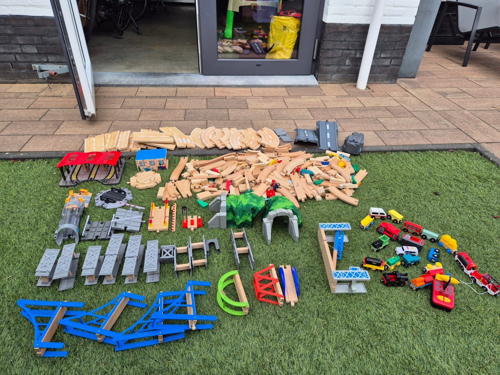 2 grote kisten vol met houten treintjes sporen en toebehoren, Kinderen en Baby's, Speelgoed | Houten speelgoed, Ophalen, Gebruikt