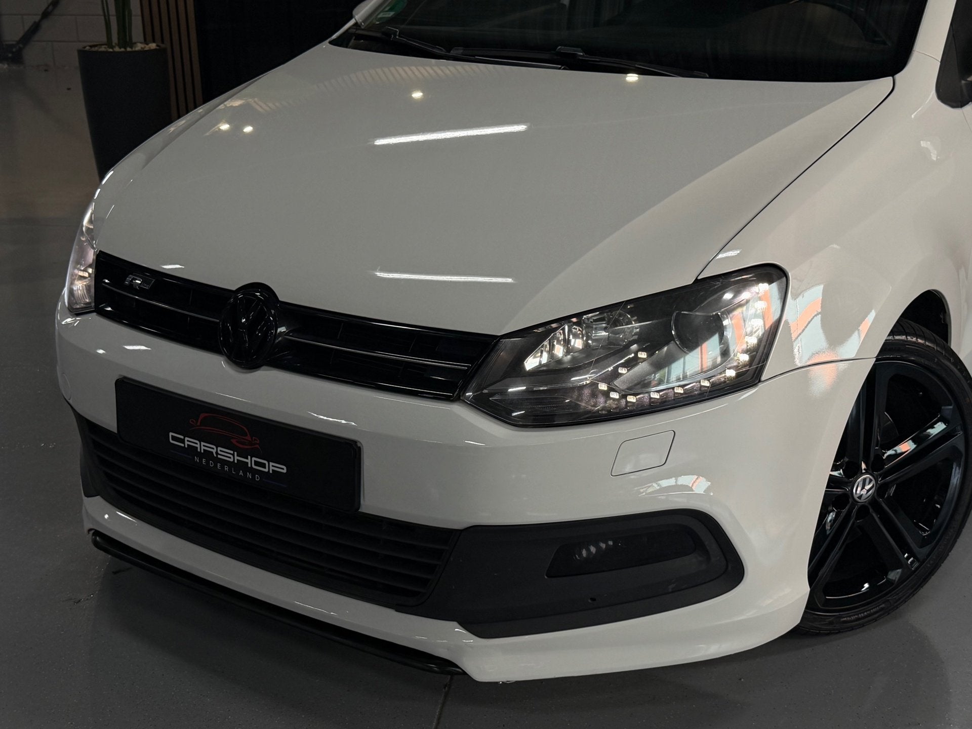 Volkswagen Polo 1.2 TSI 105PK 3X R-Line DSG/PANO/CRUISE/PDC, Gebruikt, Zwart, 4 cilinders, Wit