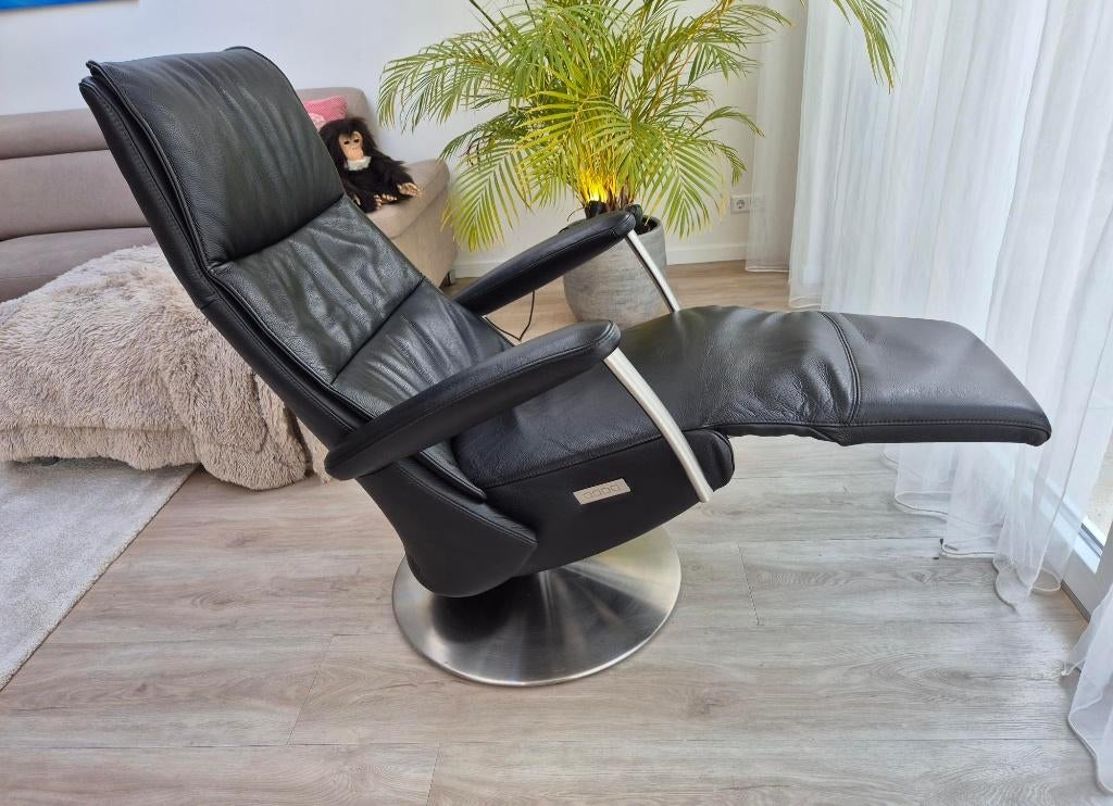 Relax fauteuil - leer - zwart - draaibaar - elektrisch, Huis en Inrichting, Fauteuils, Ophalen, Zo goed als nieuw, 50 tot 75 cm