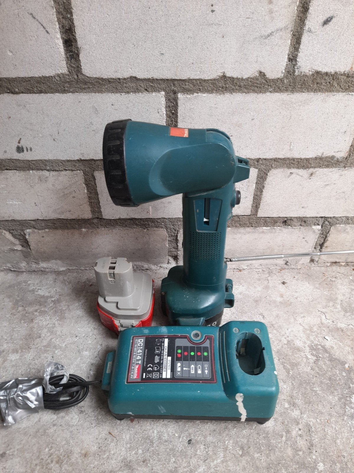Makita Acculamp met lader en accu's (lampje defect), Ophalen of Verzenden, Gebruikt, Overige typen, Makita