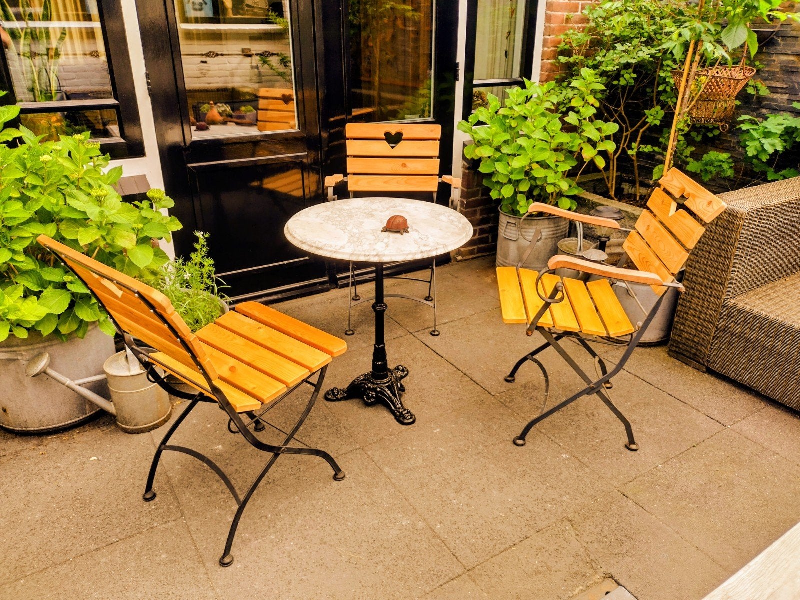 Bistro set met gietijzeren tafel met marmeren blad, Tuin en Terras, Tuinsets en Loungesets, Ophalen of Verzenden, Gebruikt, Overige materialen