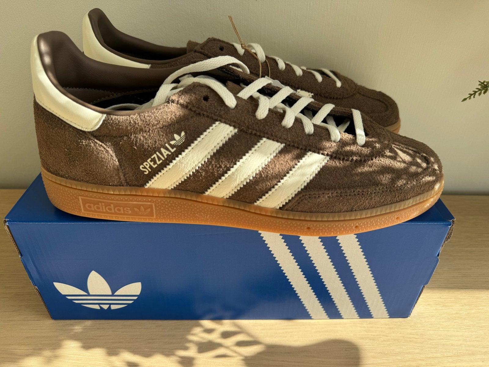 Adidas Handball Spezial maat 44- Nieuw in doos, Ophalen of Verzenden, Nieuw, Bruin, Sneakers of Gympen