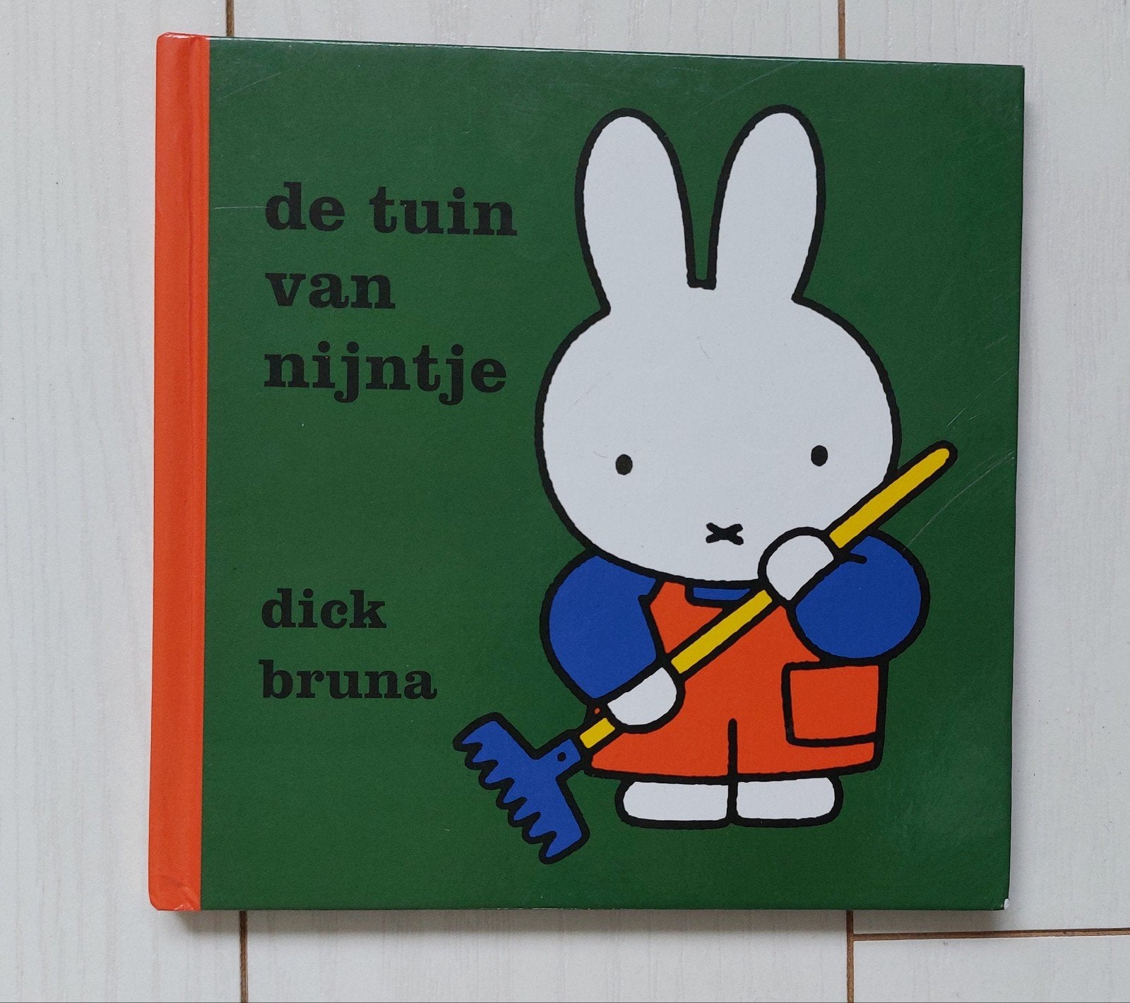 boek: De tuin van nijntje - Dick Bruna, Fictie algemeen, Jongen of Meisje, Ophalen of Verzenden, Zo goed als nieuw
