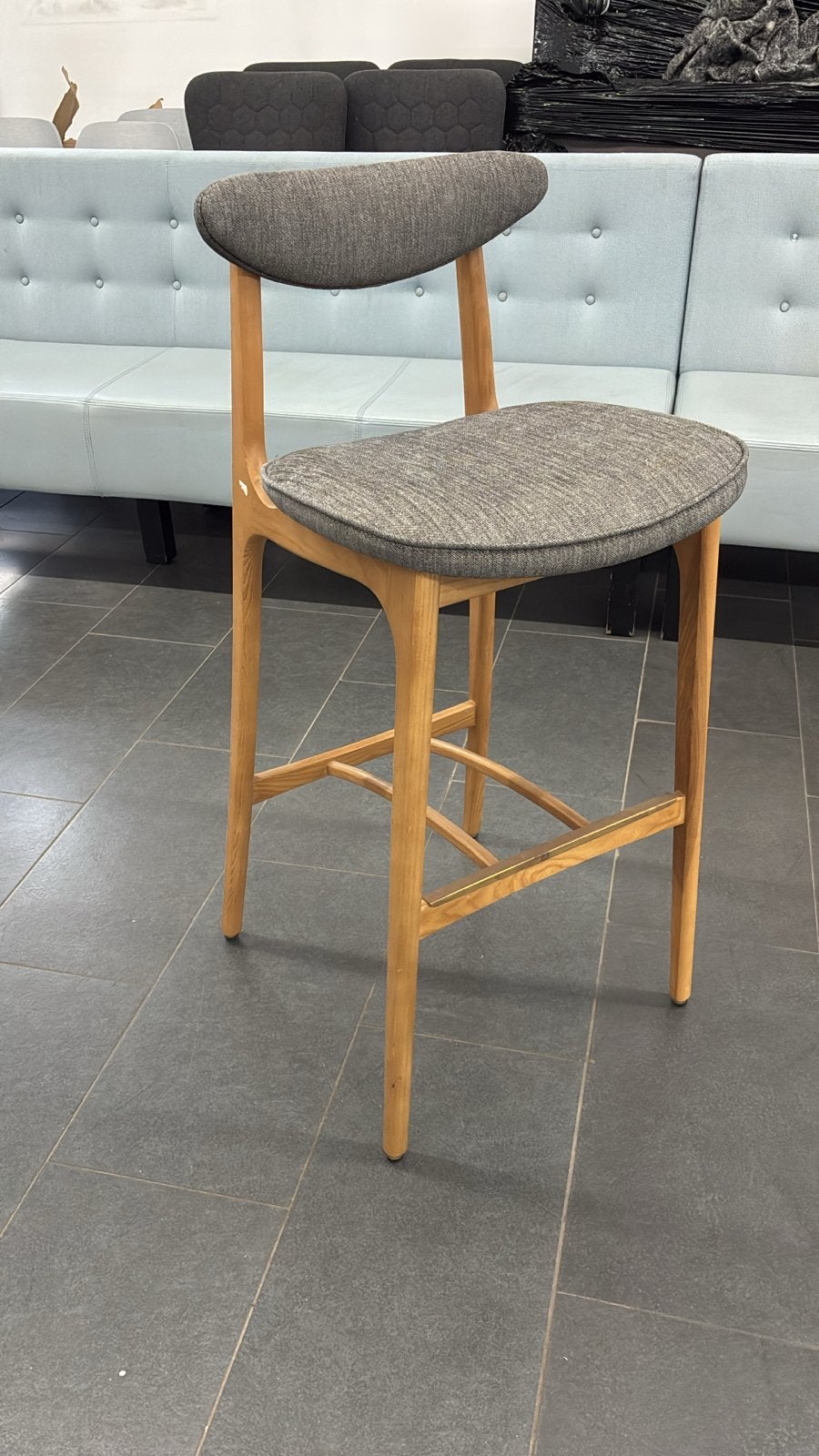 366 Concept Barstoel - Hout & Stof - Zo goed als nieuw, Ophalen, Met voetsteun, Zo goed als nieuw, Hout