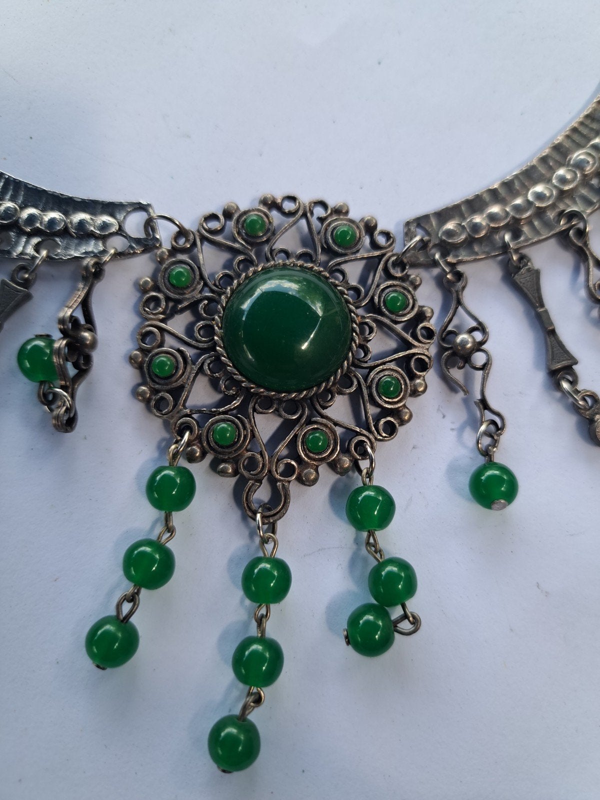 Vintage zilverkleurige ketting met groene stenen, Overige materialen, Gebruikt, Ophalen of Verzenden, Met edelsteen
