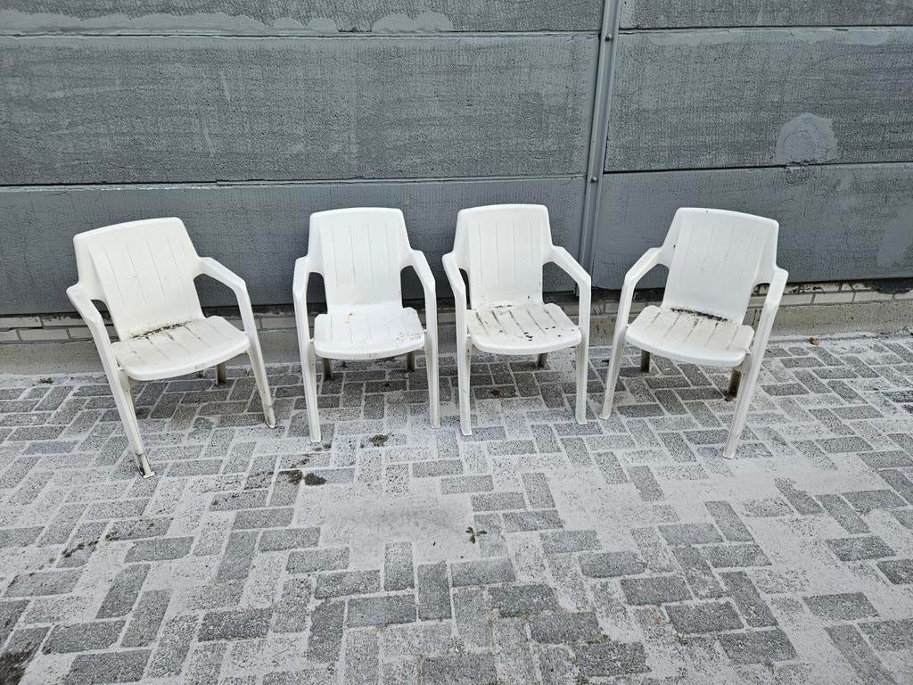 4 Witte Kunststof Tuinstoelen - Gebruikt ook 3 groene, Ophalen, Kunststof, Gebruikt, Wit