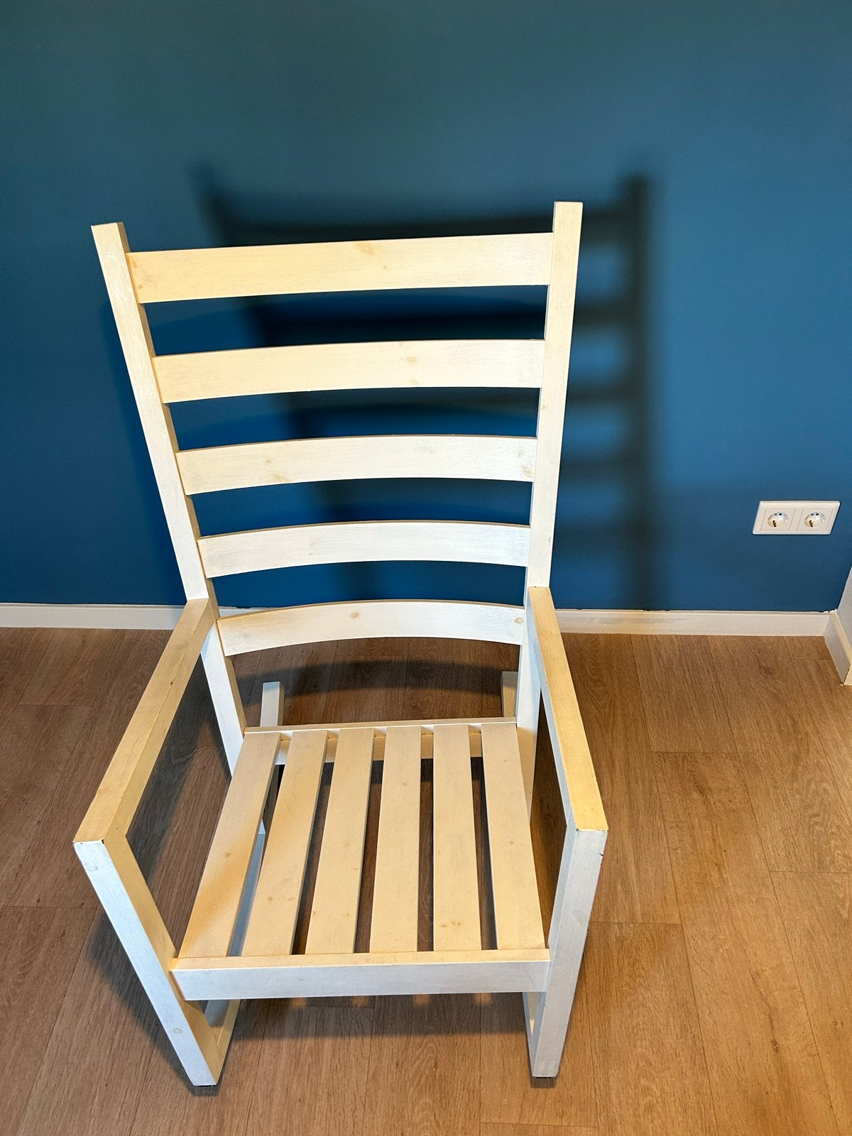 Witte houten schommelstoel met kussen, Huis en Inrichting, Stoelen, Ophalen, Gebruikt, Wit, Eén