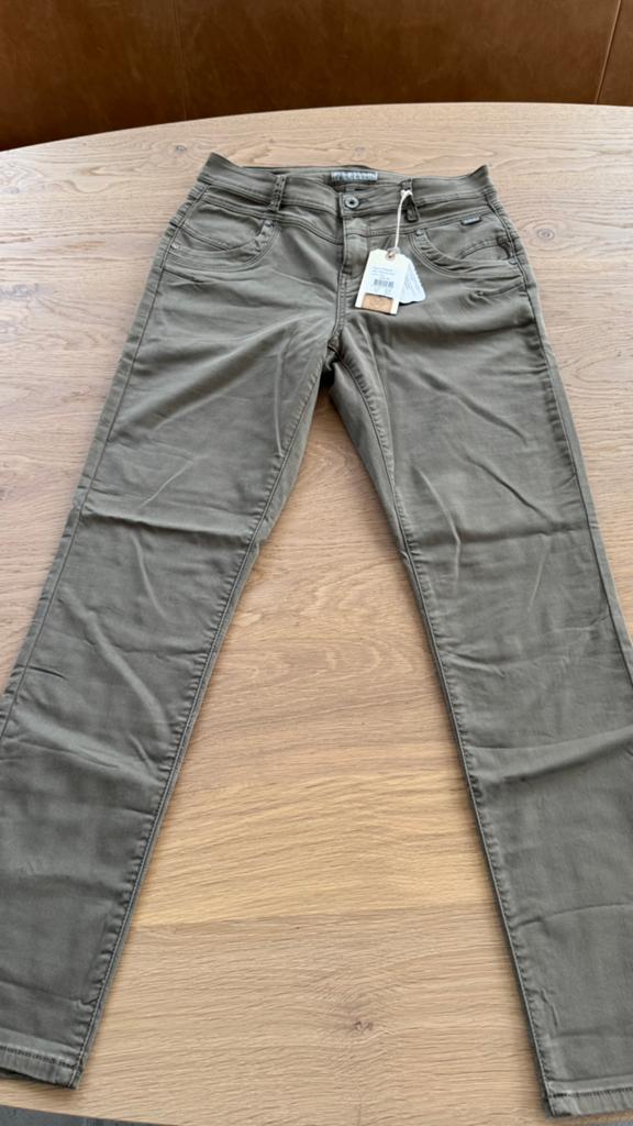 Red Button Relax jog colour olive mt 38 nieuw, Ophalen of Verzenden, Nieuw, Overige kleuren, W30 - W32 (confectie 38/40)