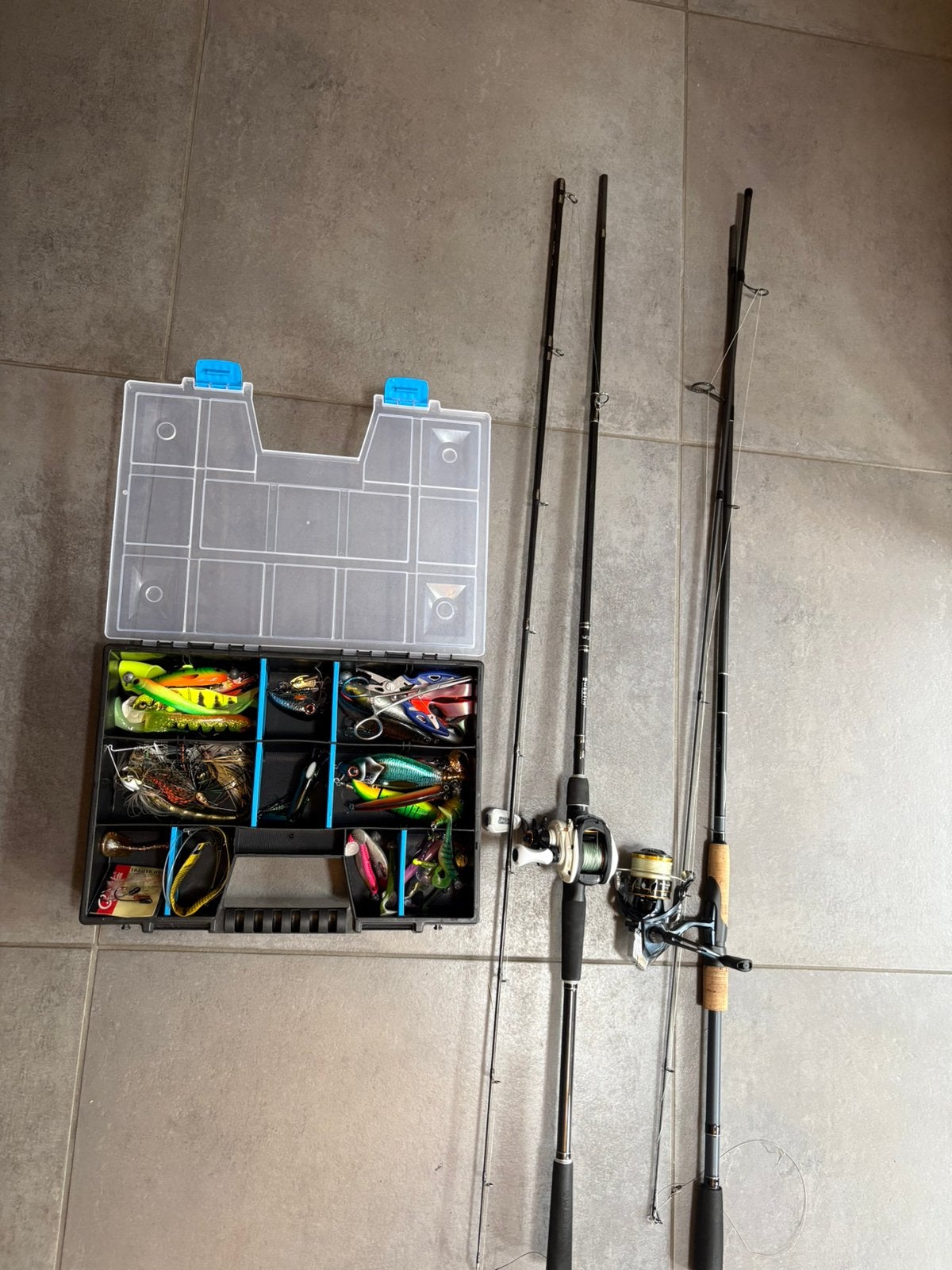 2 hengels met molen en tacklebox met kunstaas, Ophalen, Zo goed als nieuw, Complete set