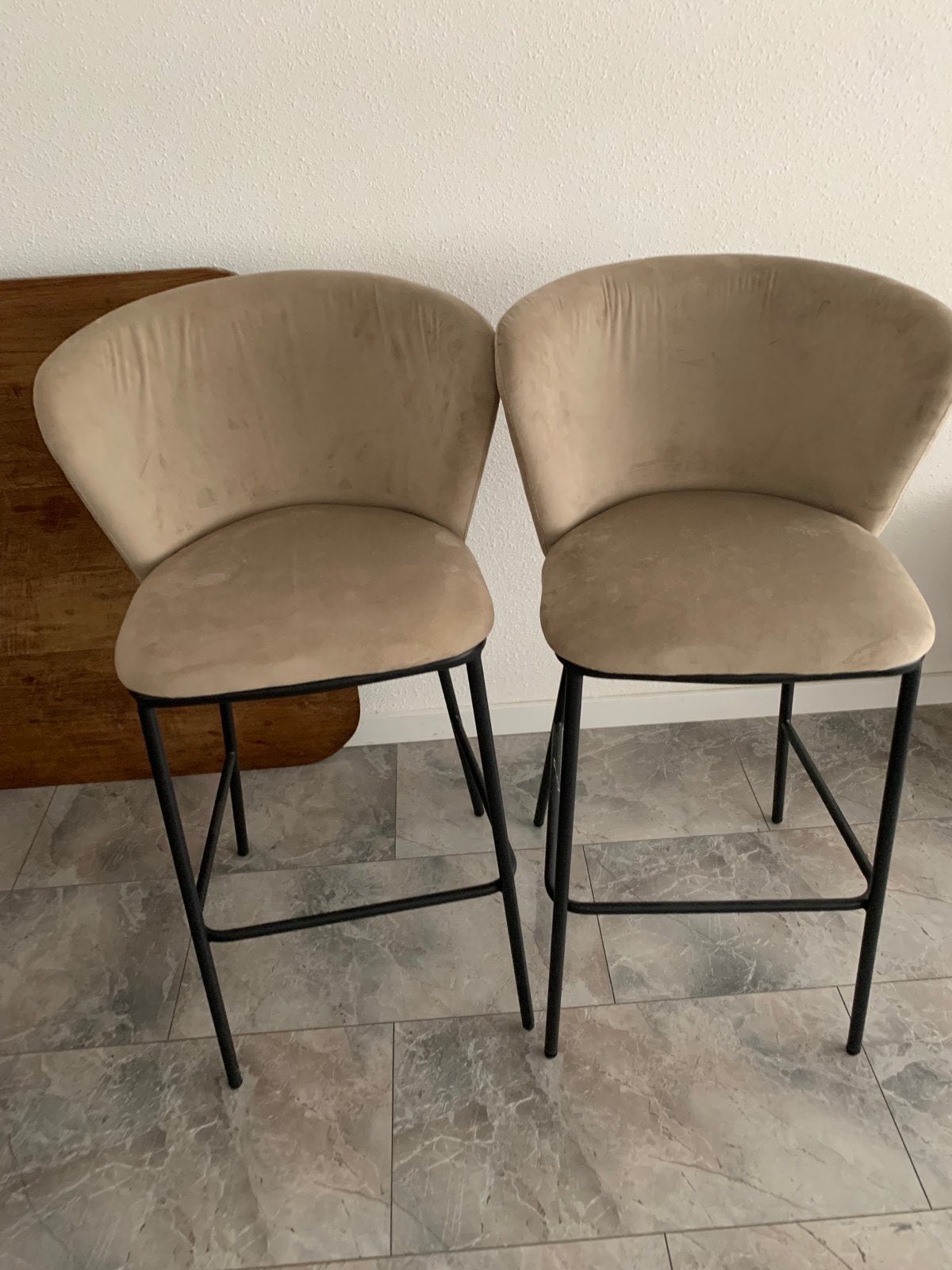 Set van 4 beige barkrukken met metalen onderstel, Huis en Inrichting, Ophalen, Met voetsteun, Zo goed als nieuw, 90 cm of meer