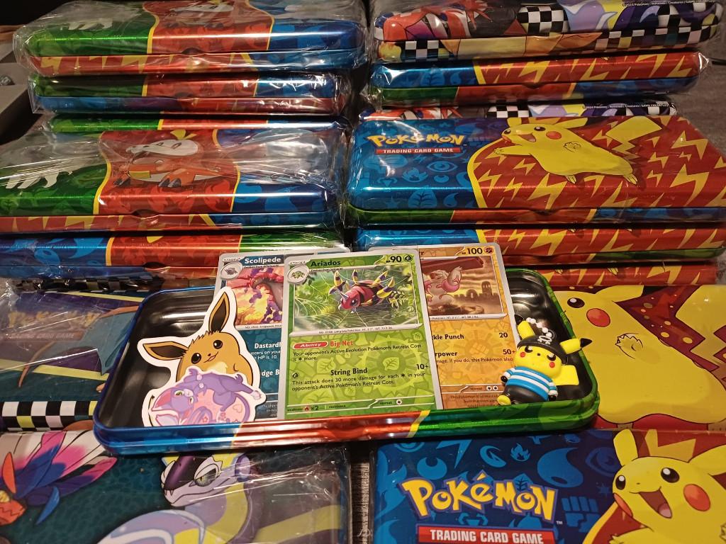 Pokemon pencil tins gevuld  met kaarten en sleutelhanger, Ophalen of Verzenden, Nieuw, Overige typen