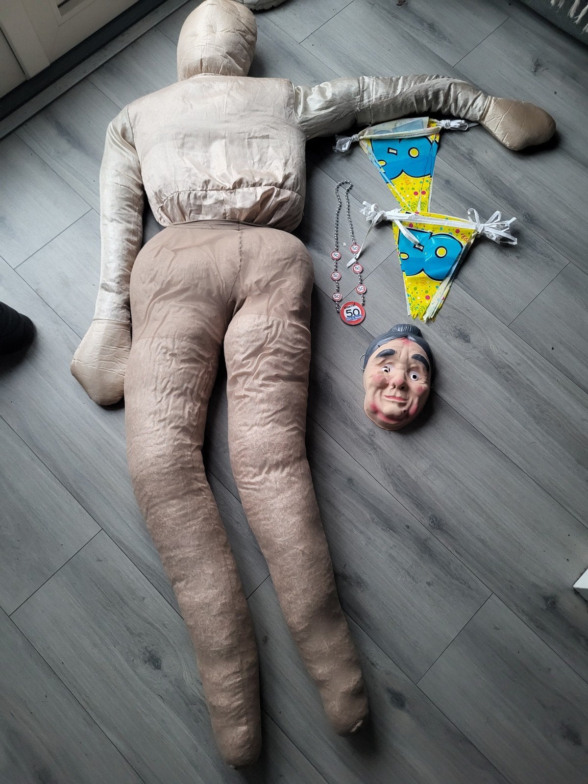 Sarah pop met masker ketting en 50 jaar slingers, Ophalen, Gebruikt, Feestartikel, Abraham of Sarah