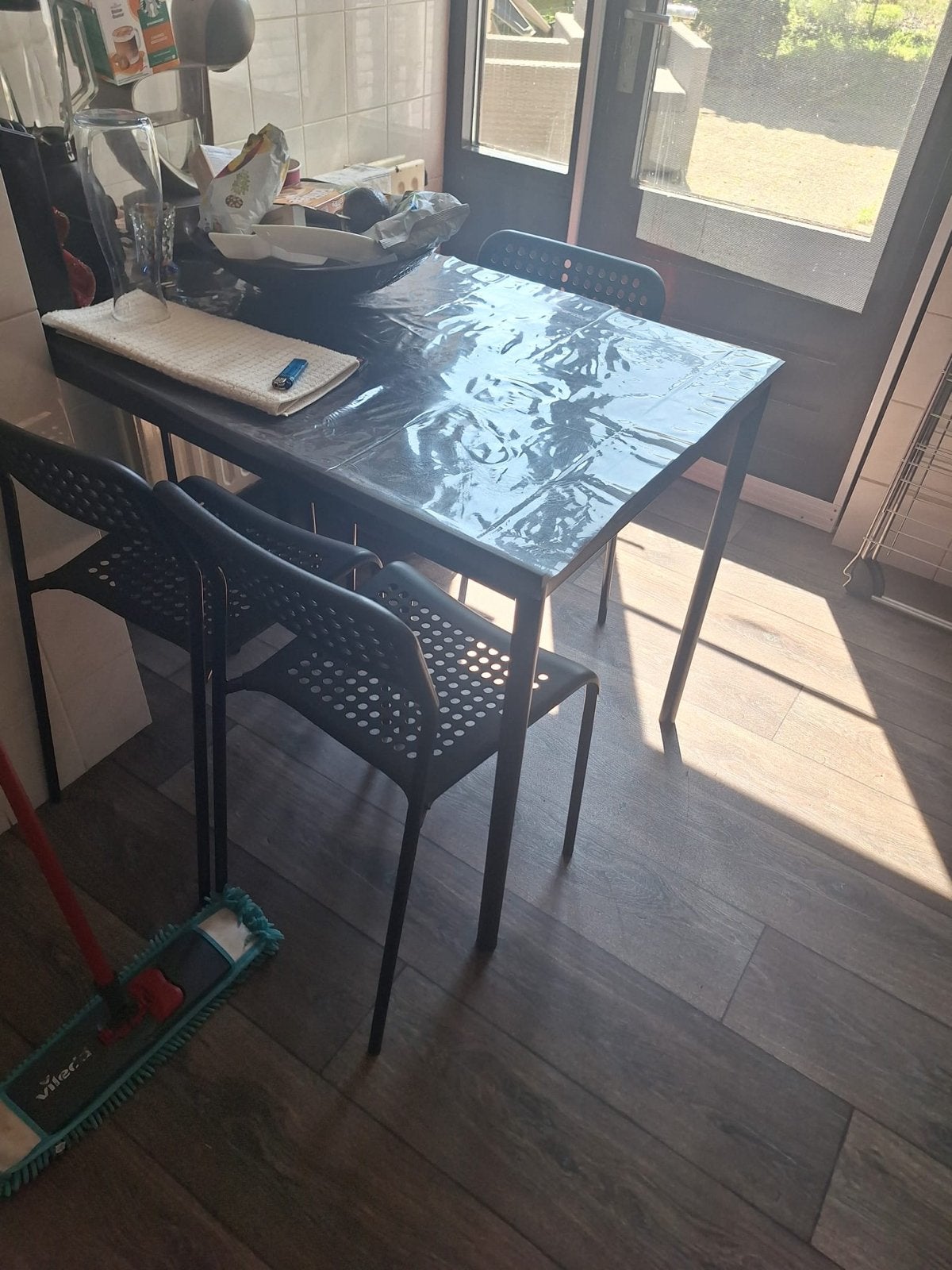 Eettafel met 4 stoelen - Zwart, Ophalen, Kunststof, Gebruikt, 100 tot 150 cm