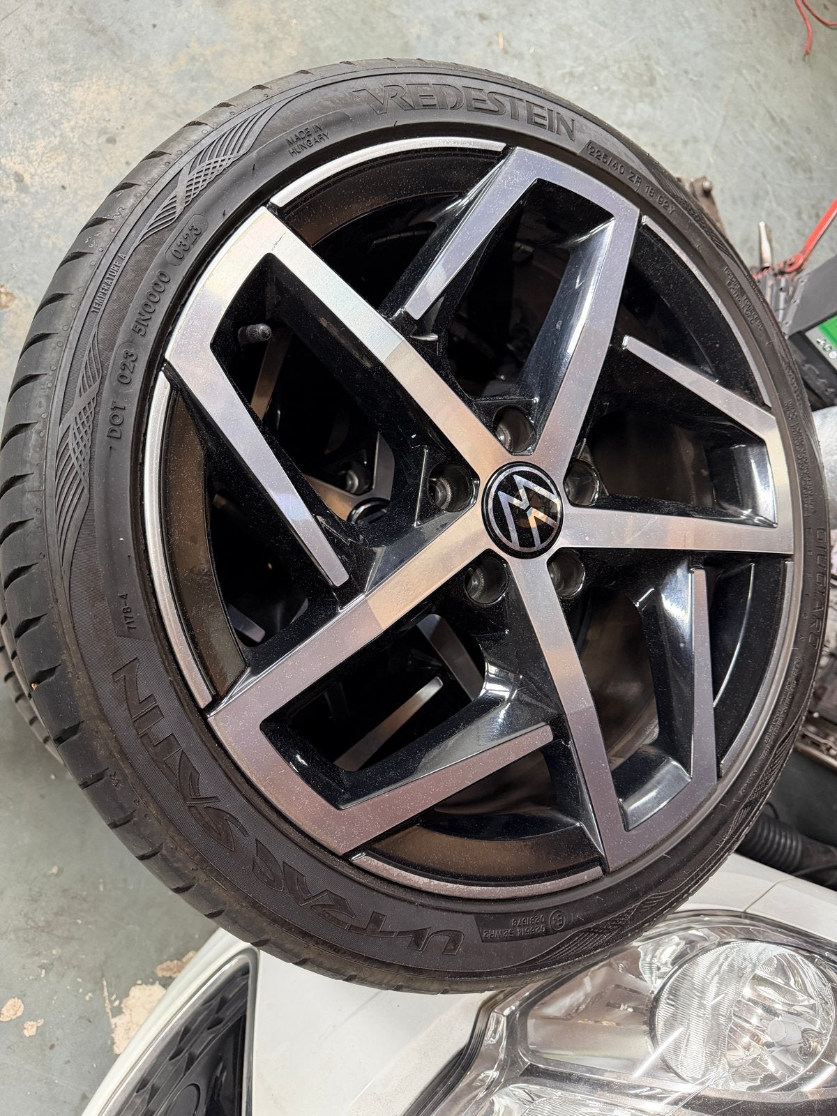 Vredestein zomerbanden met volkswagen velgen - 225/40 ZR18, Auto-onderdelen, Banden en Velgen, Ophalen, 18 inch, Gebruikt, Banden en Velgen
