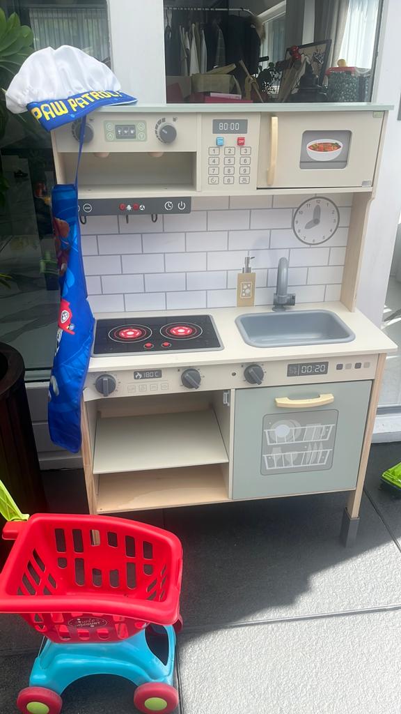 Kinder keuken en een volle bak met keukenspullen, Ophalen, Zo goed als nieuw