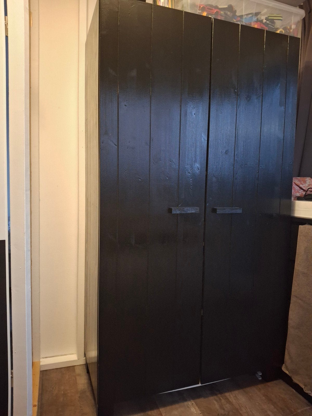 Zwarte houten kledingkast met twee deuren, Huis en Inrichting, Kasten | Kledingkasten, Ophalen, Gebruikt, 200 cm of meer, 50 tot 100 cm