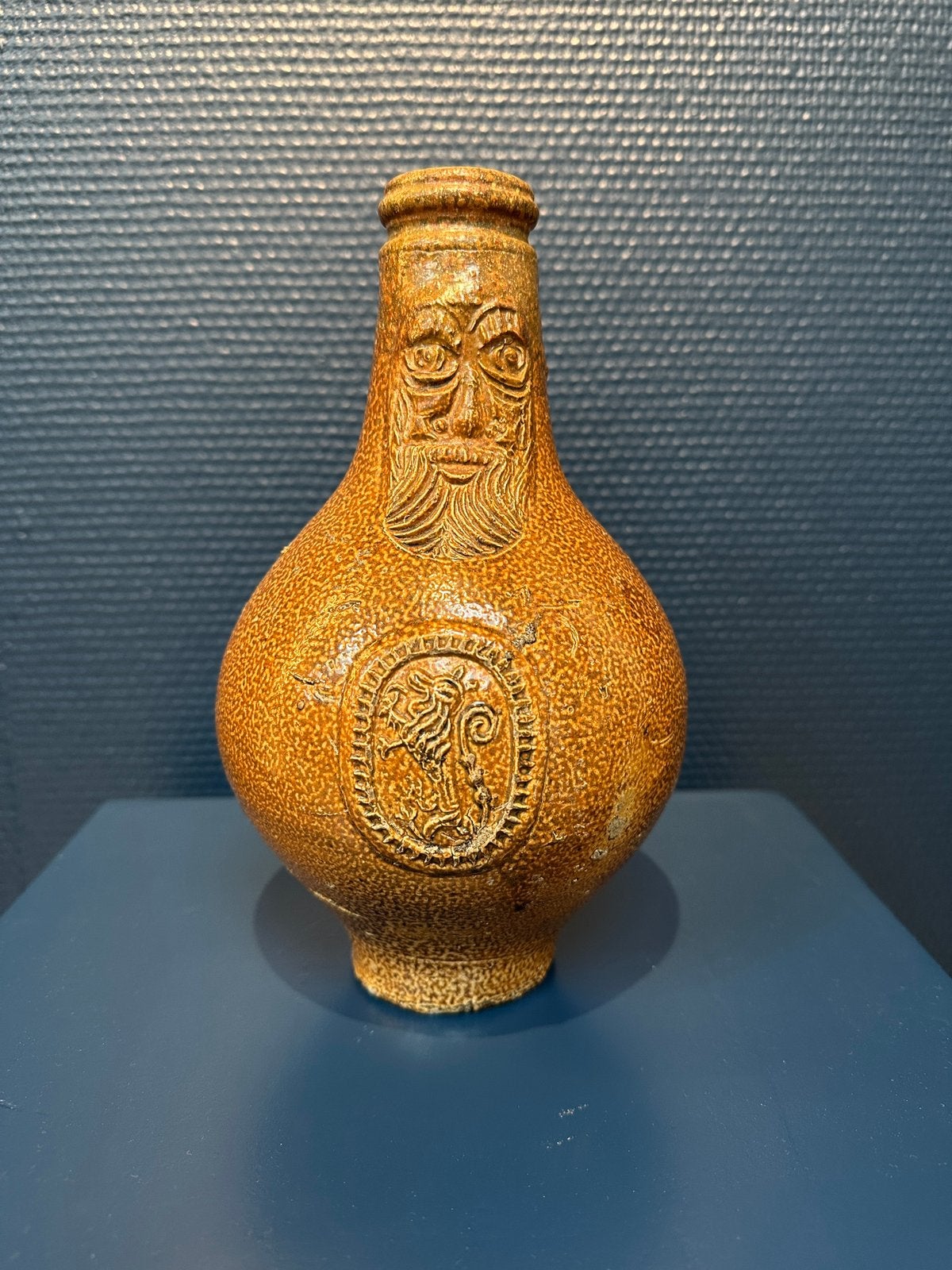 Steengoed baardmankruik met leeuw, 17e eeuw, bodemvondst, Antiek en Kunst, Antiek | Keramiek en Aardewerk, Ophalen of Verzenden
