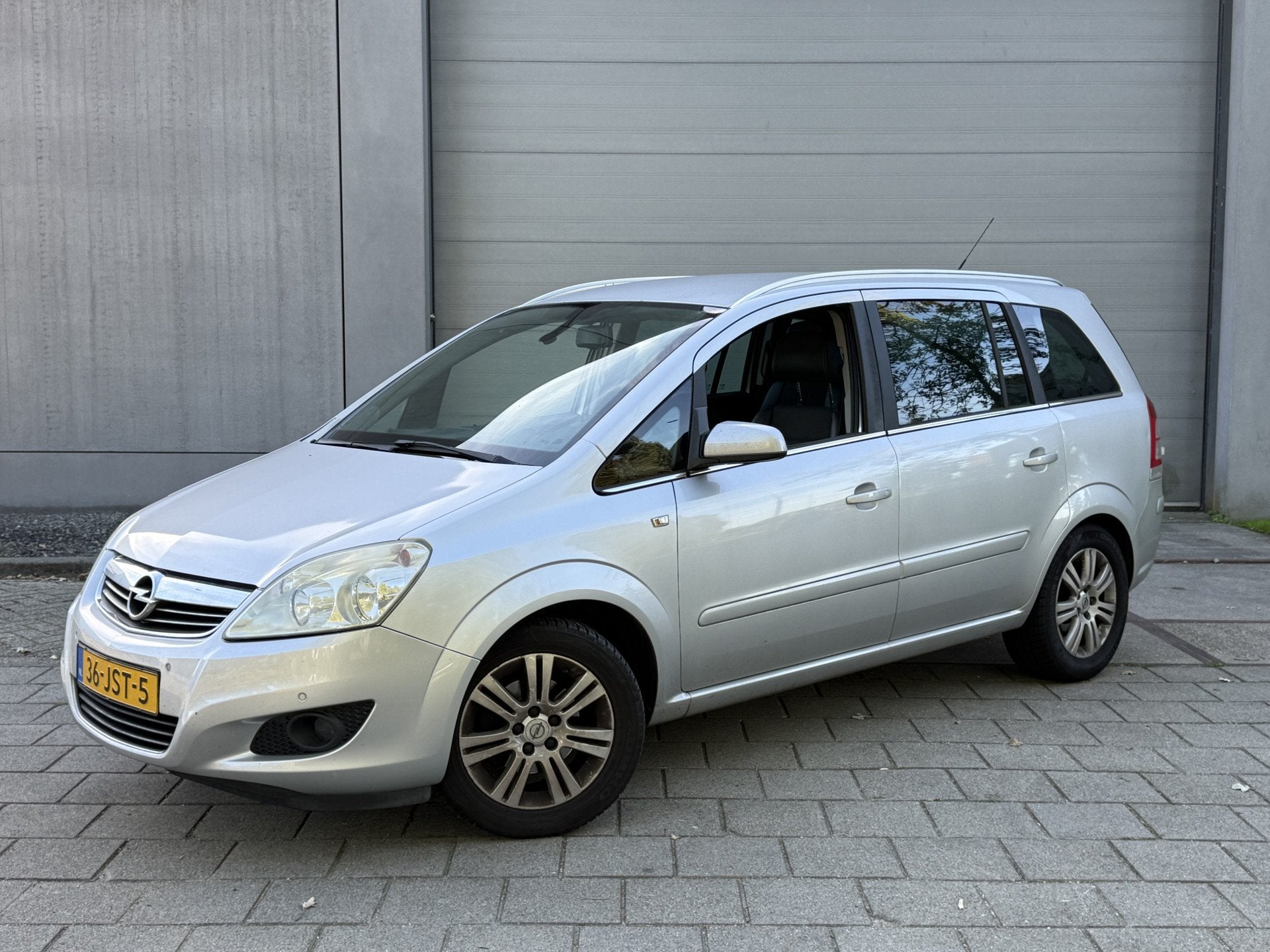 Opel Zafira 1.8 Cosmo (INRUILKOOPJE) (bj 2009), Voorwielaandrijving, Gebruikt, 4 cilinders, Zilver of Grijs
